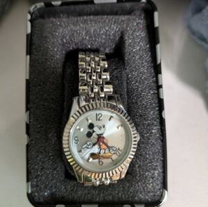 Disney Women's Mickey Mouse Watch. Silver.
